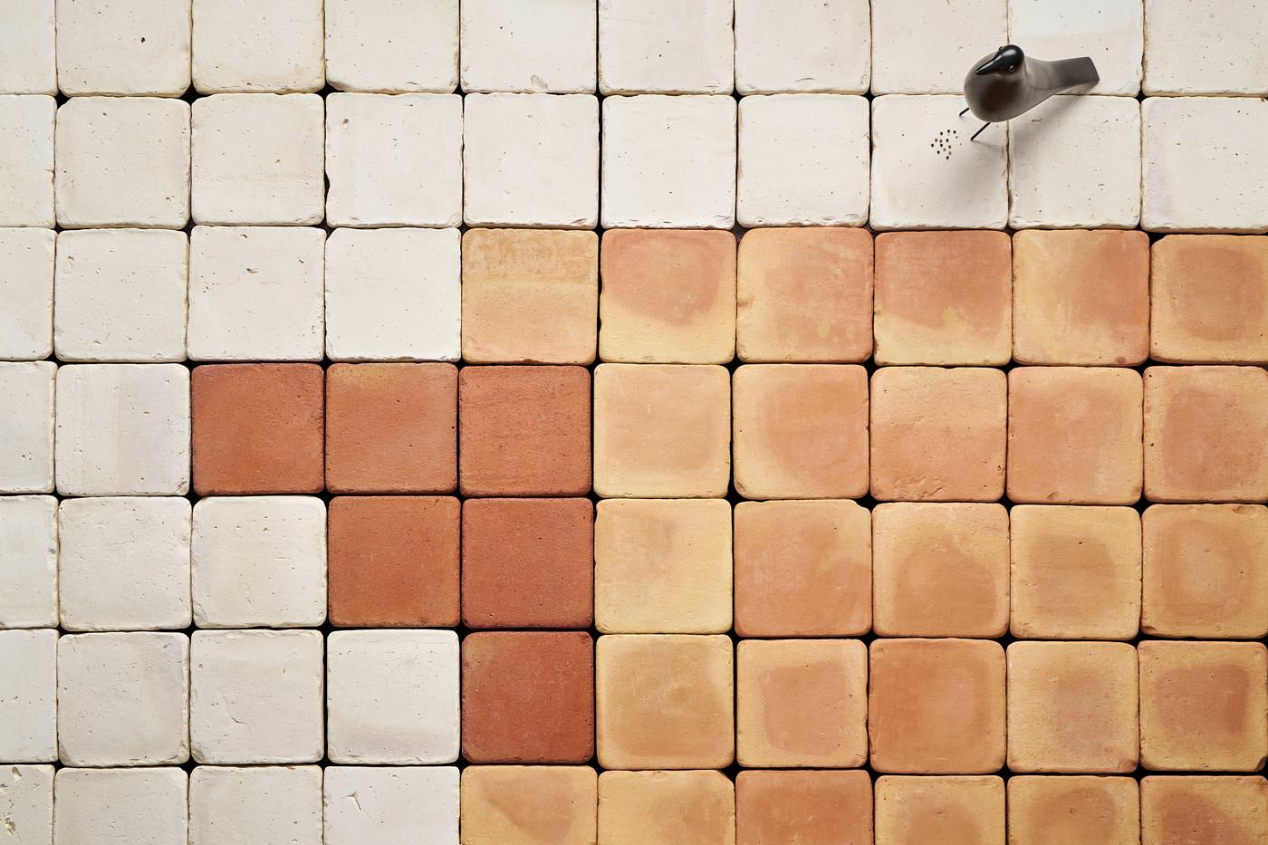 A terracotta floor made of flamed straw tiles and white tiles