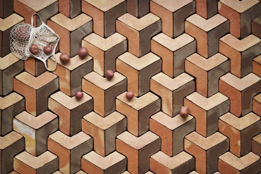 Suelo de barro cocido con un formato espectacular que genera la sensación visual de relieve gracias a sus baldosas originales