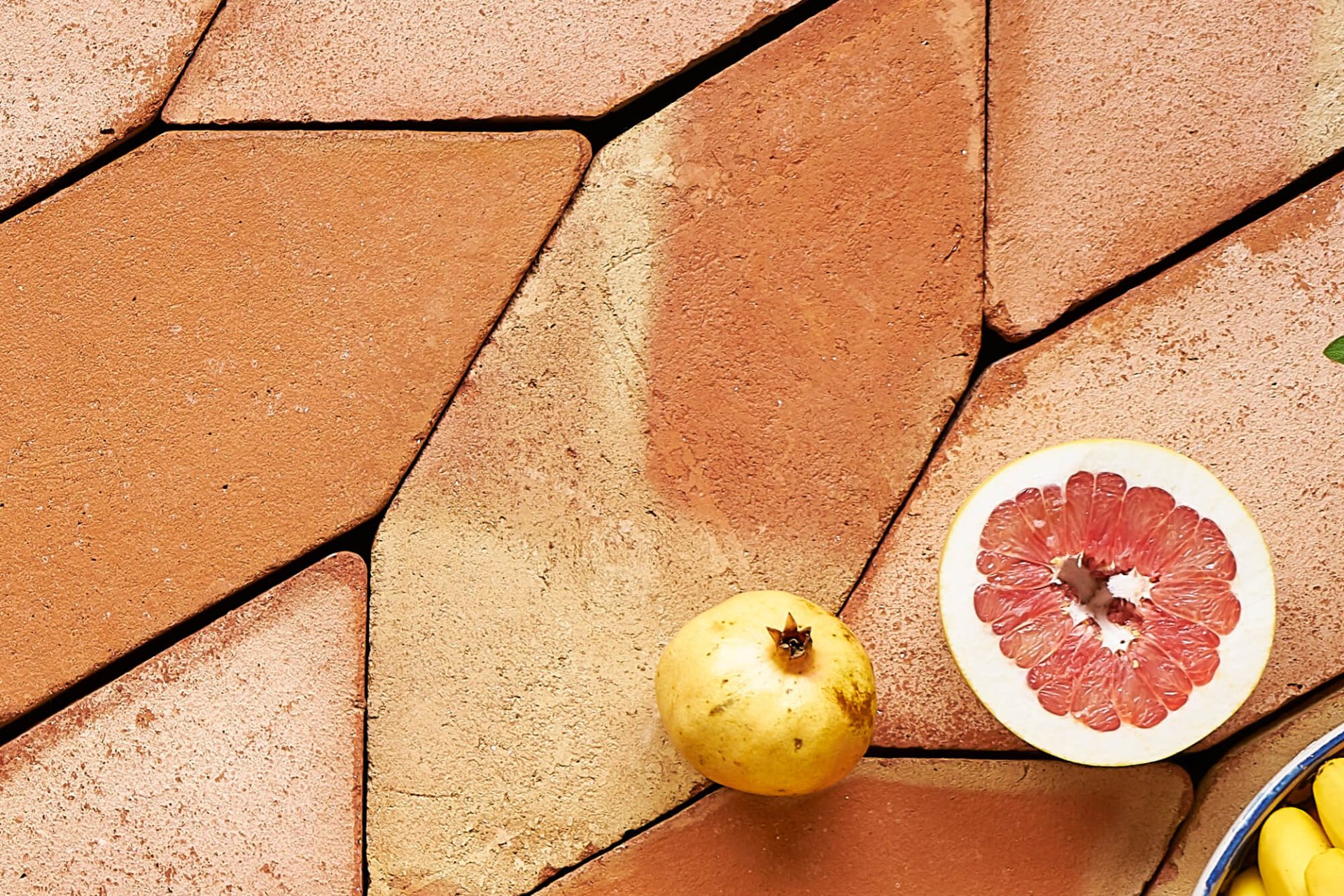 detalle de baldosa de barro cocido hecha a mano en tonalidad rojo salmón