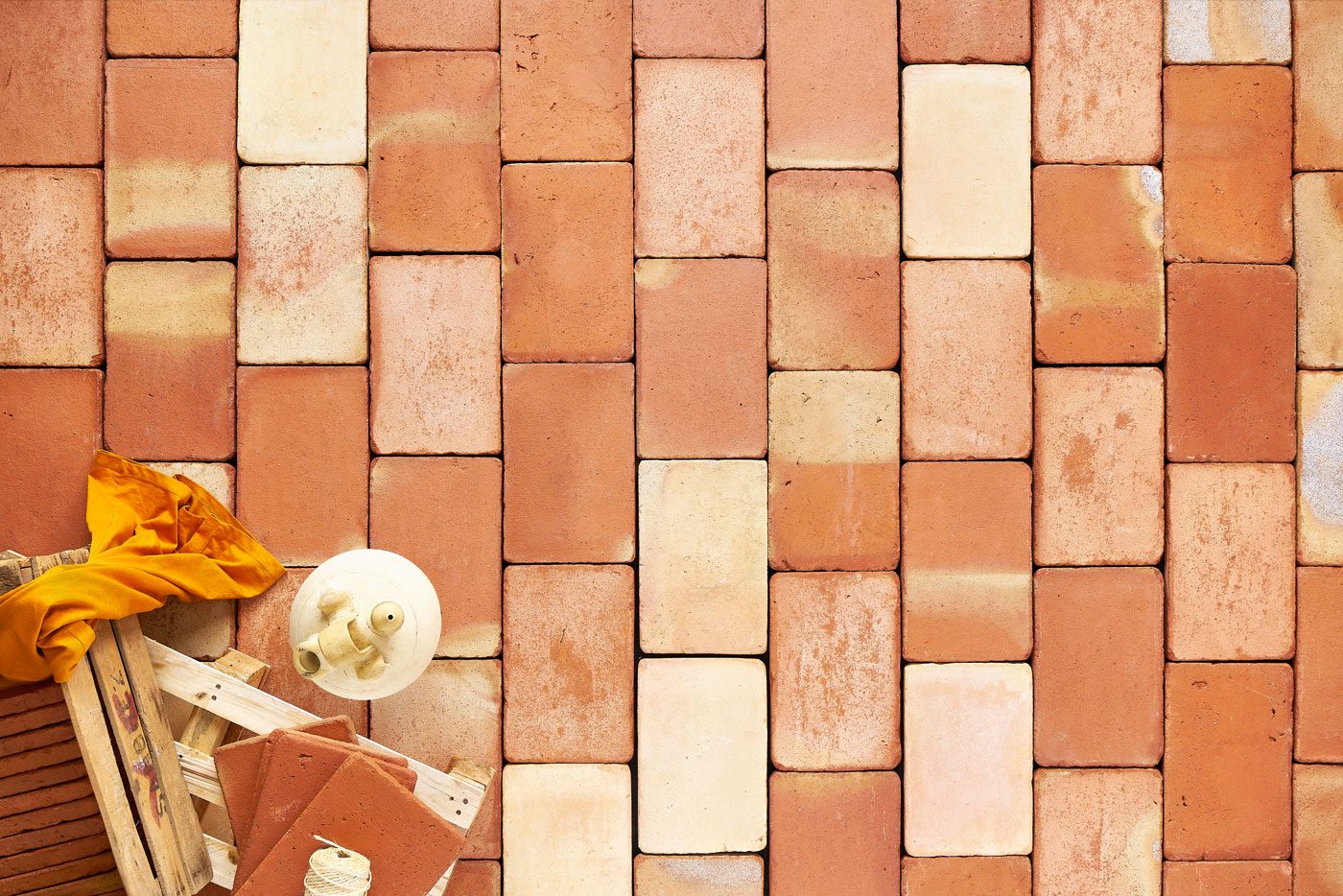 Image of a terracotta floor made of ambar tiles