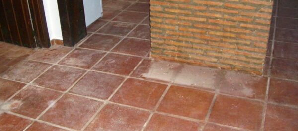 Un suelo de baldosas de barro sin mantenimiento profeisonal