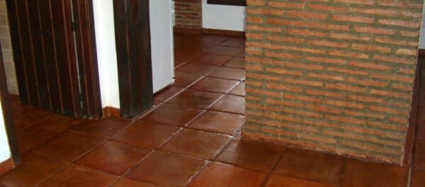 Suelos de barro cocido artesanal después de una limpieza profesional