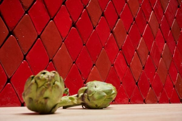 detalle de baldosa de barro esmaltada roja