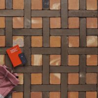 Suelos de barro con baldosas artesanales