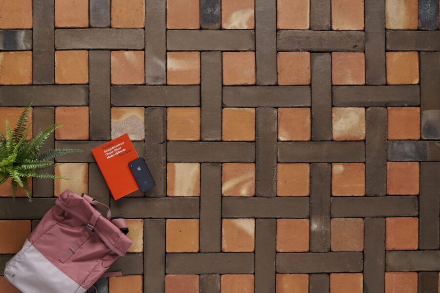 Suelos de barro con baldosas artesanales