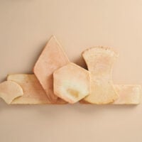 piezas de barro y baldosas en tono albero de diferentes formatos