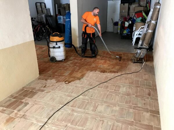 Uno de nuestros empleados aplicando el tratamiento de limpieza y protección para pavimentos de barro