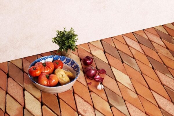 arquitectura-mediterranea - suelo de barro cocido con fuente con verduras