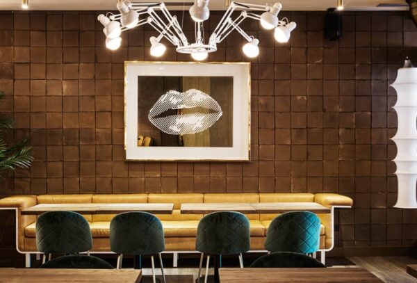 Fotografía de una de las paredes del restaurante cubierta con baldosas cuadradas de barro