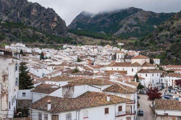 Fotografía panorámica de Grazalema, uno de los Pueblos Blancos que practican principios de arquitectura bioclimática