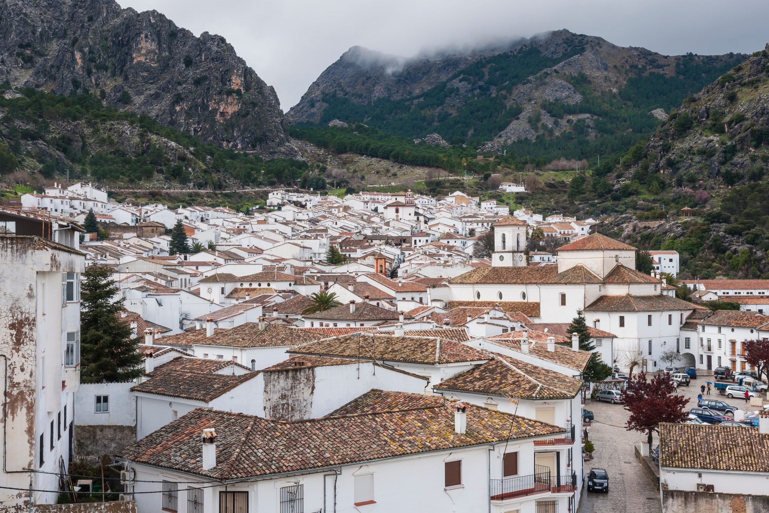 Fotografía panorámica de Grazalema, uno de los Pueblos Blancos que practican principios de arquitectura bioclimática