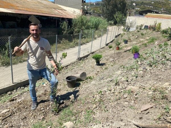 Un compañero de todobarro contribuye al proyecto de empresa sostenible con la plantación de la isla de biodiversidad alboránica