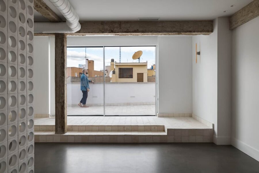 Baldosas blancas de barro para volver a los 70. Un proyecto de Bruno Lavedan.