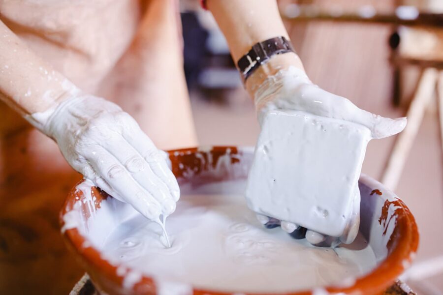 Imagen de una artesana sometiendo los azulejos blancos para cocina al proceso de esmaltado
