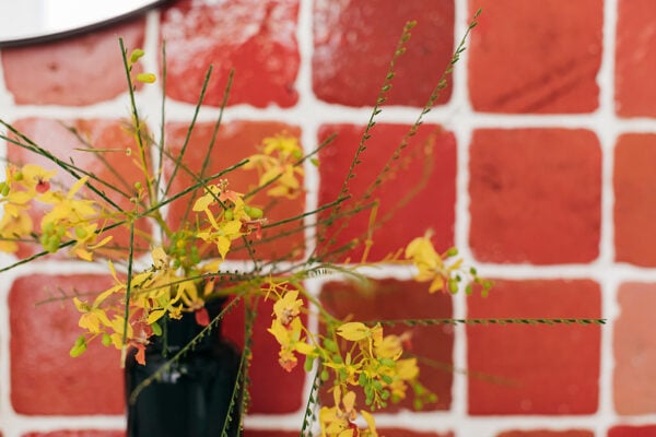 Detalle de flores sobre Cuadrado 10 con esmaltado rojo