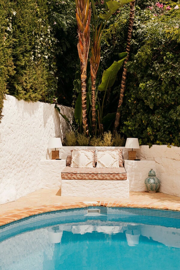 Baldosas de barro para una piscina mediterránea