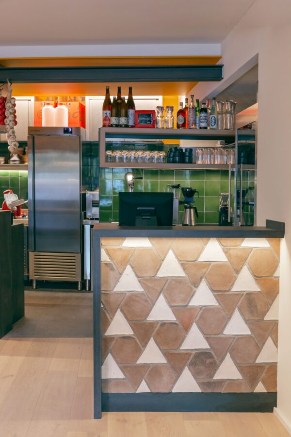 Barra de restaurante con baldosas de barro hechas a mano