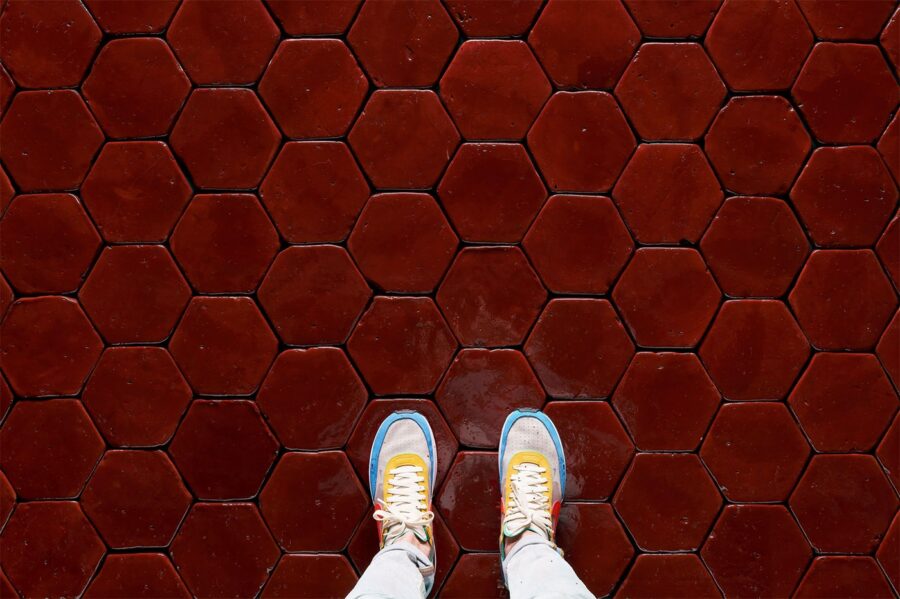 azulejo artesanal con forma de hexágono