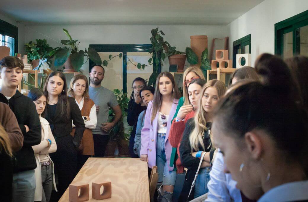 Visita de la Escuela de Artes de Granada al LAB de todobarro