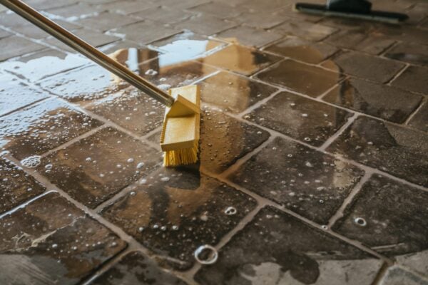 Limpieza doméstica de suelos de barro