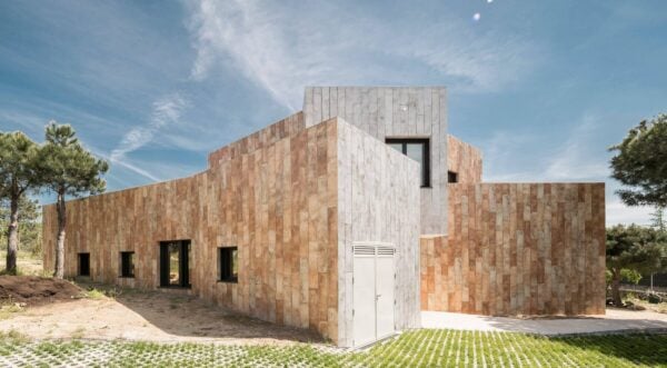 Exterior de la Casa LLO, con miradas distintas sobre la sierra