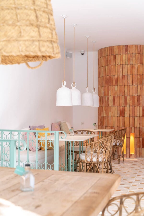 Inspiración mediterránea: La teselación elaborada por Todobarro en Rachels Eco Love evoca el estilo de vida costero de Marbella, en Puente Romano.