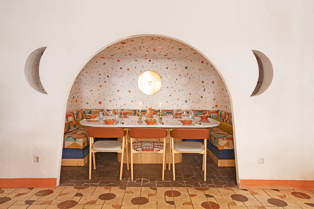 Artesanía excepcional: El Rombo ISO 10 de todobarro agrega un toque de autenticidad al Restaurante Sabbaba, Hotel Montesol, Ibiza.