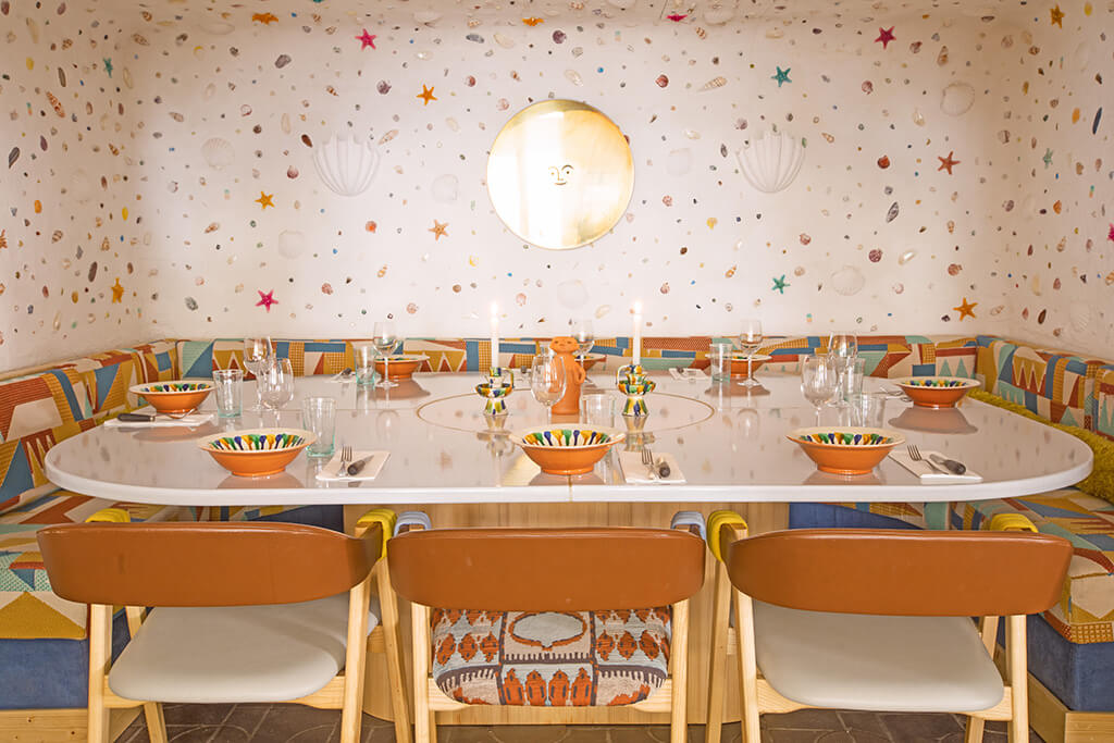 Un juego de formas: El Rombo ISO 10 de todobarro deslumbra con su patrón geométrico en el Restaurante Sabbaba, Hotel Montesol, Ibiza.