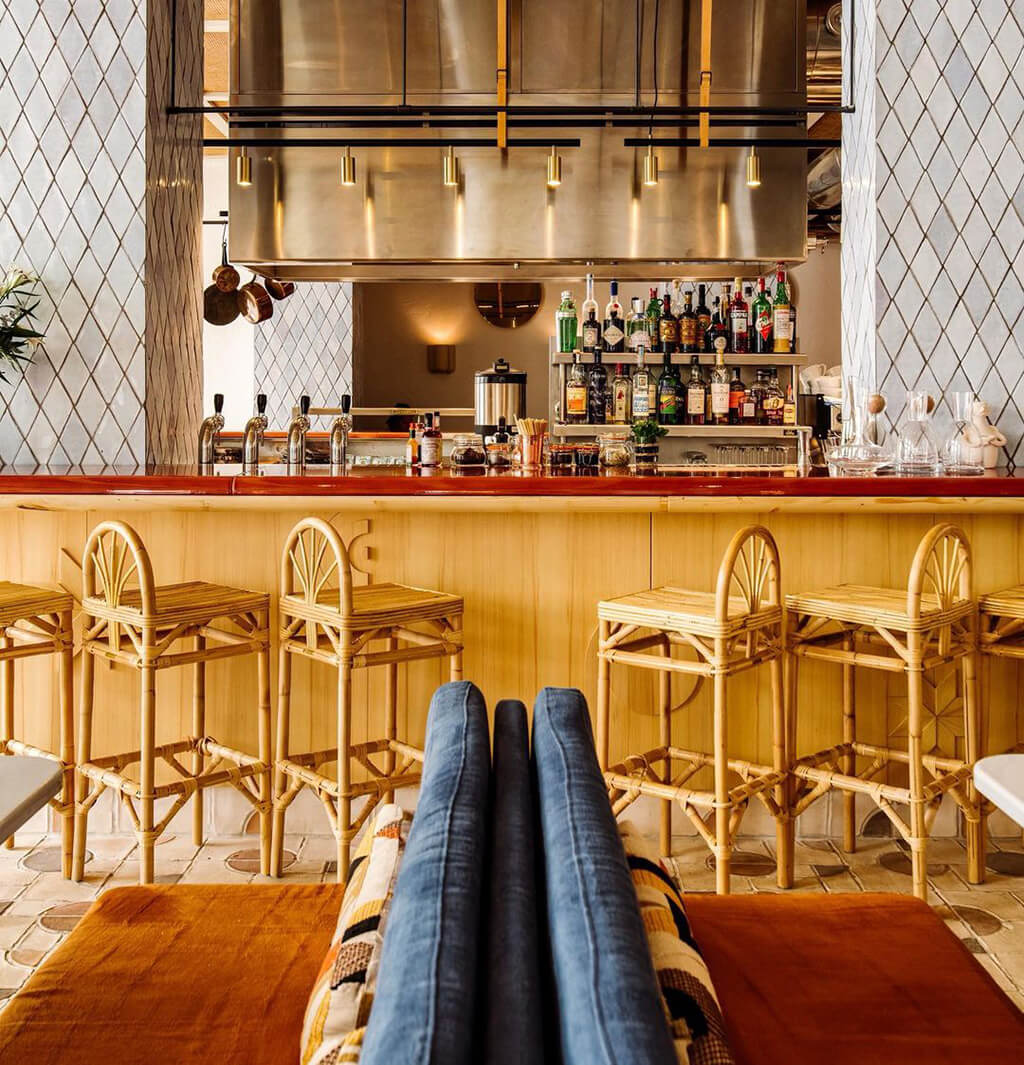 Elegancia rústica: El Rombo ISO 10 de todobarro crea un ambiente acogedor en el Restaurante Sabbaba del Hotel Montesol de Ibiza.