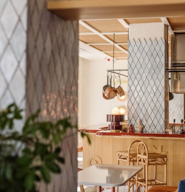 Texturas cautivadoras: El Rombo ISO 10 de todobarro añade carácter a la decoración del Restaurante Sabbaba en el Hotel Montesol de Ibiza.