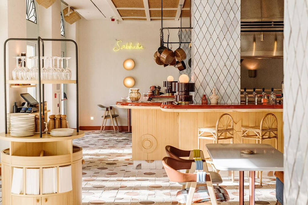 Un detalle que enamora: El Rombo ISO 10 de todobarro crea un ambiente encantador en el Restaurante Sabbaba del Hotel Montesol, Ibiza.