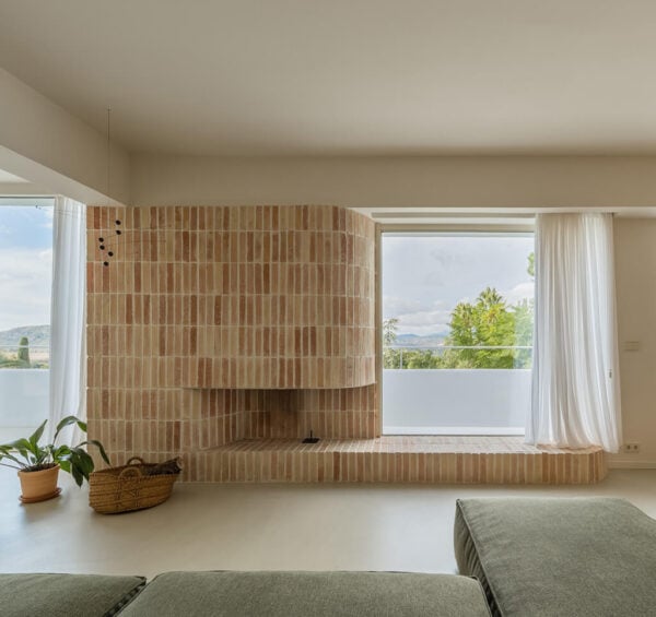 Un toque de estilo mediterráneo: el Medio Ladrillo 25x6x3 crea una estética minimalista en el proyecto Montemajo, Petrer, Alicante.