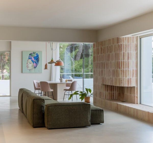 La tonalidad Paja del Medio Ladrillo 25x6x3 aporta calidez y carácter al proyecto Montemajo en Petrer, Alicante.