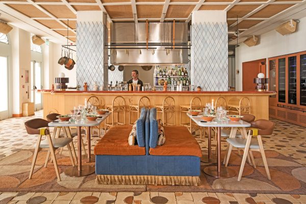 Un toque artístico: El Rombo ISO 10 de todobarro es el centro de atención en el Restaurante Sabbaba del Hotel Montesol en Ibiza.