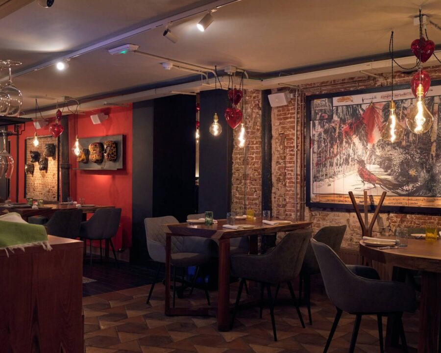 A clever selection of different clay tiles for a Mexican restaurant in the Netherlands