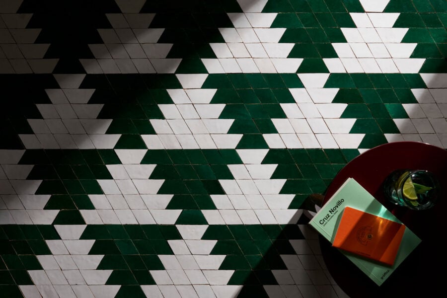 Baldosa Zellige Piña: Colores Grazalema y Cal con diseño geométrico moderno de cenefa andaluza.