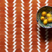 Zellige Talabartero de Todobarro: Diseño que recuerda las marcas decorativas del cuero trabajadas por un talabartero.