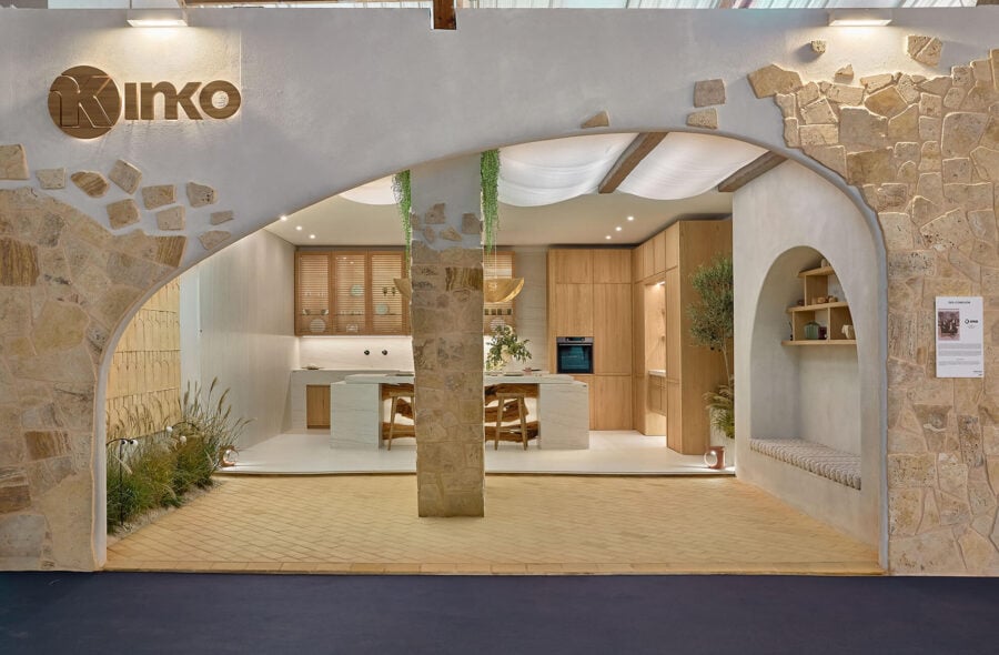 A mural made with terracotta pieces: a collaboration with INKO Cocinas