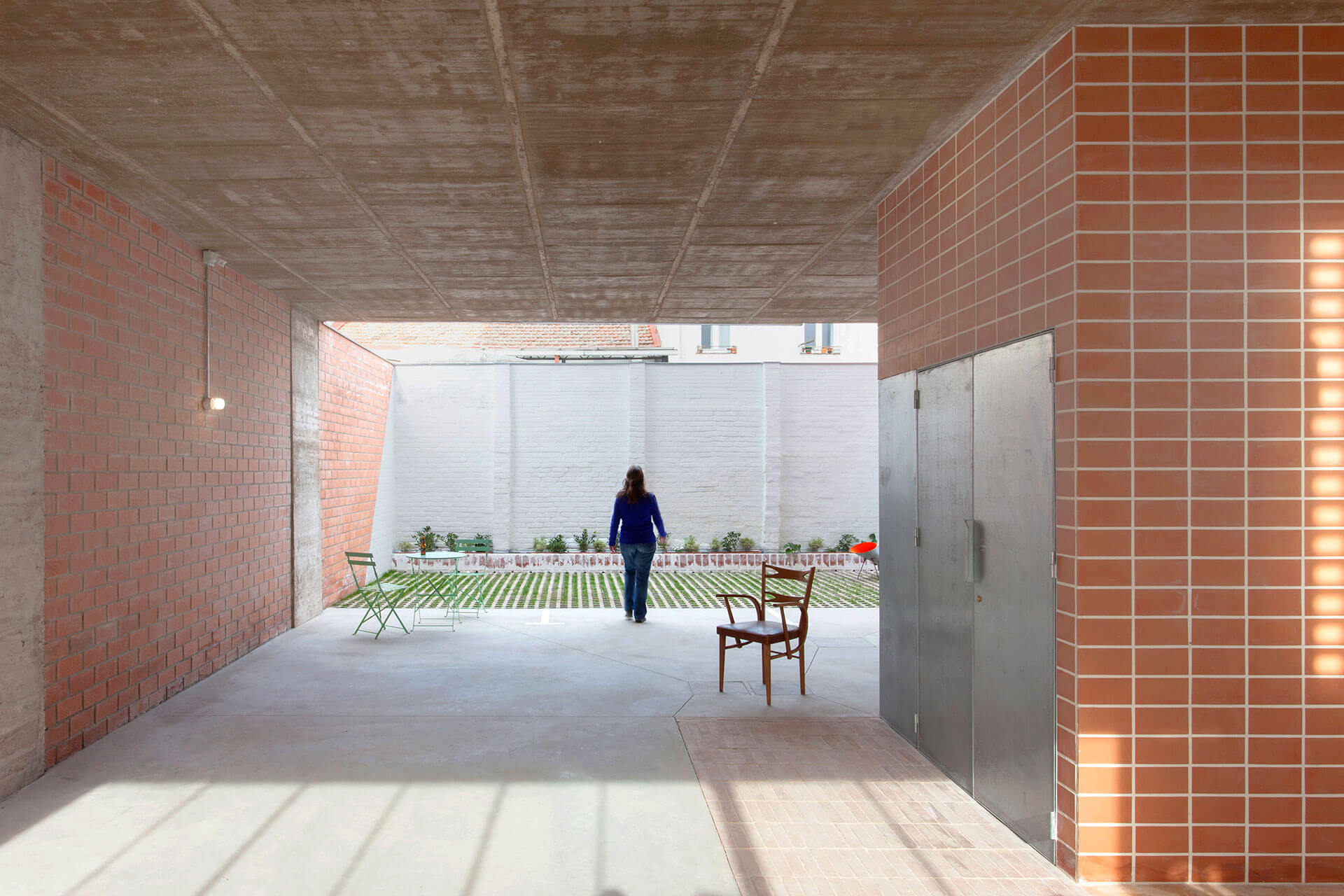 Ladrillos envejecidos y hormigón en la entrada de la Casa Botijo reflejan el carácter histórico del barrio.