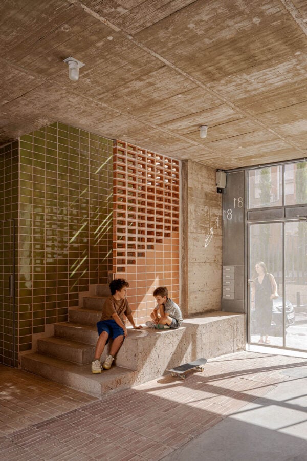 La textura Antique de nuestros ladrillos da un toque nostálgico y cálido a la entrada del edificio.