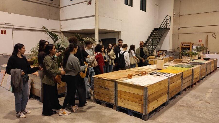 We welcome for the second time the students of the Escuela Arte Granada in our showroom