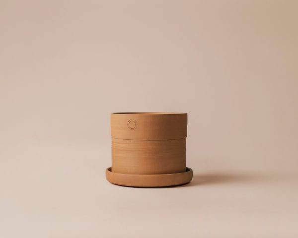 macetero artesanal de diseño contemporáneo en tono rojizo