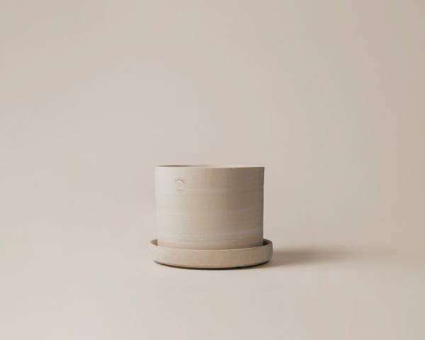 maceta ancha de barro blanco elaborada a mano