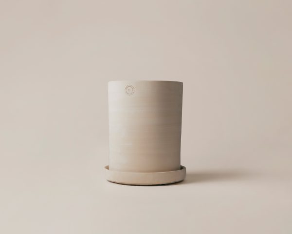 Maceta tubular blanca hecha a mano