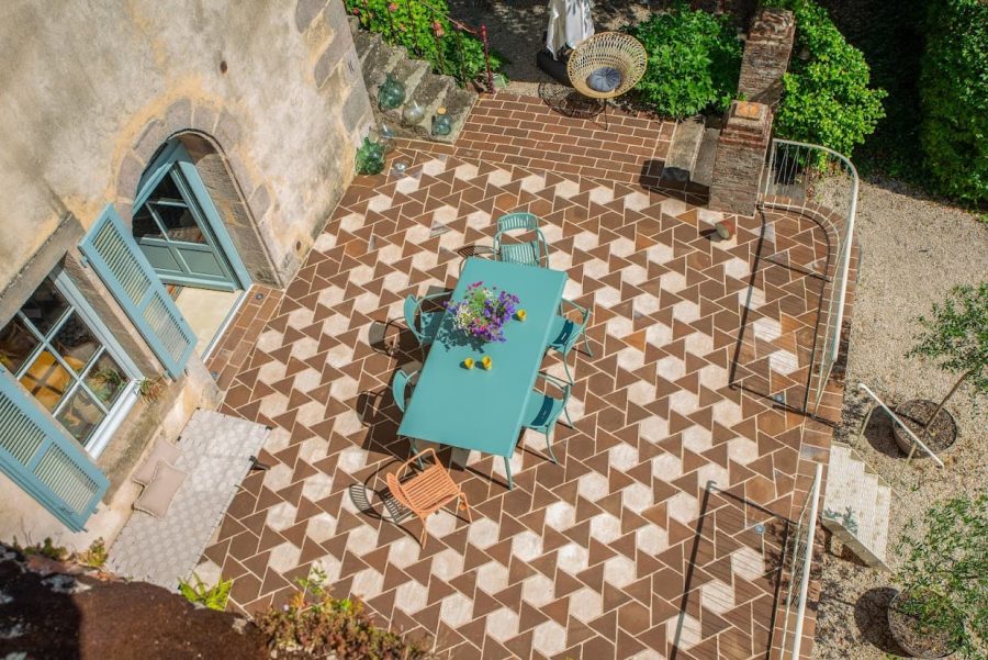 The renovated courtyard of a traditional bourguignonne house features our Girasol 30 flooring