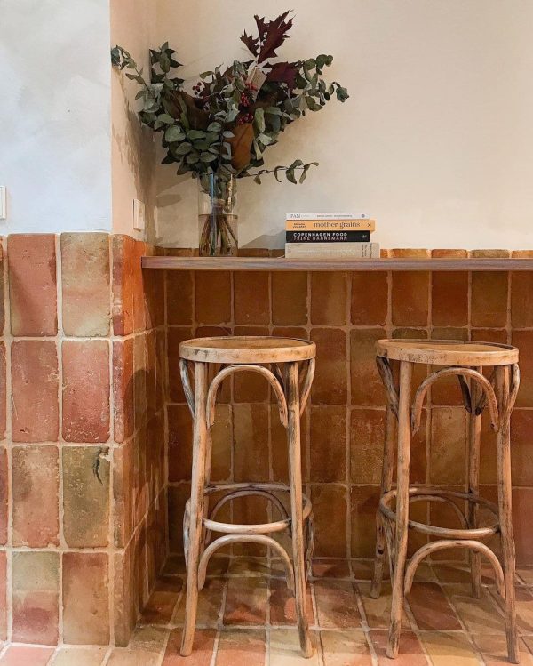 Un suelo y friso de ladrillos de barro cocido para Doble Uve, obrador artesano en Madrid