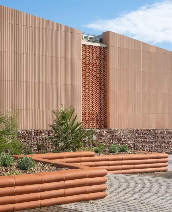 Vista exterior de la fachada de la Casa Patio, con su celosía de barro cocido