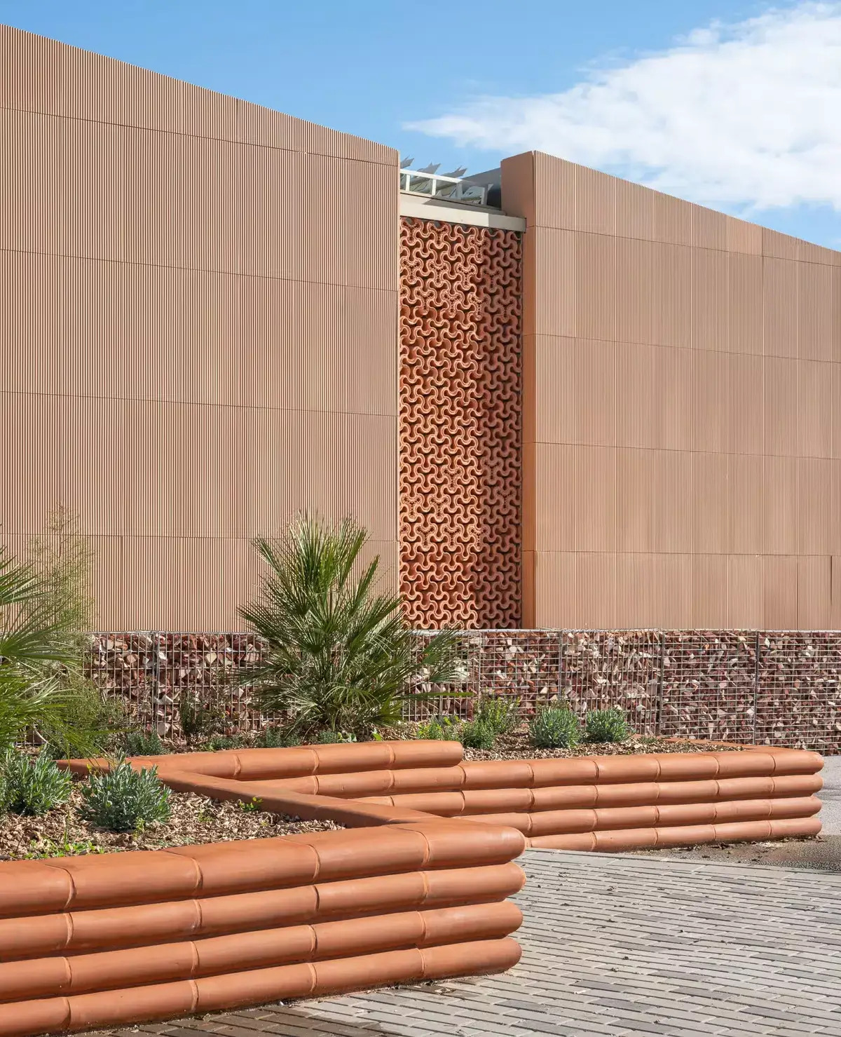 Vista exterior de la fachada de la Casa Patio, con su celosía de barro cocido