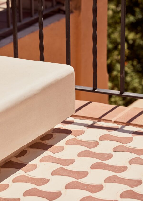 Padrão Nudo 14 em terracota junto a um banco no terraço.